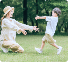 母親と走る子供の写真