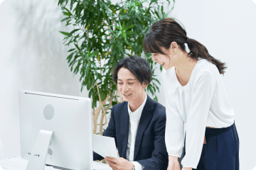 仕事をする男女の写真