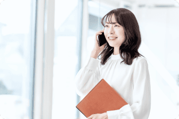 電話をする女性の写真