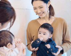 赤ちゃんを抱っこする母親たちの写真