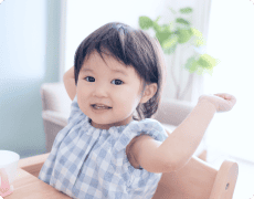 カメラに笑顔で映る子供の写真