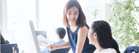 仕事をする女性たちの写真