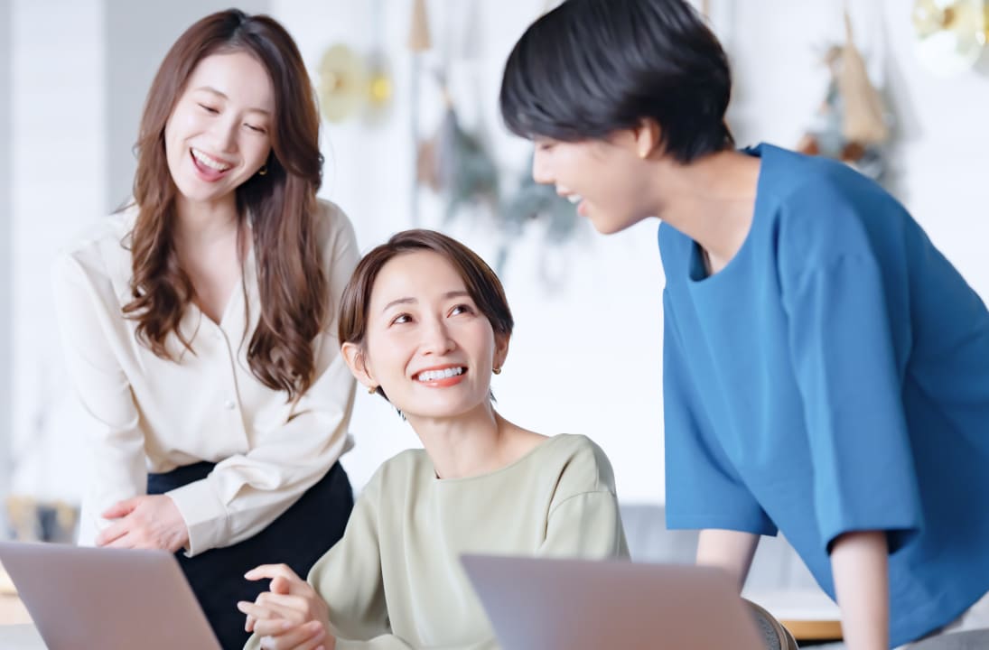 会議する女性たち