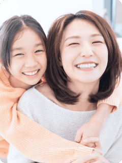 母親に抱きつく子供の写真
